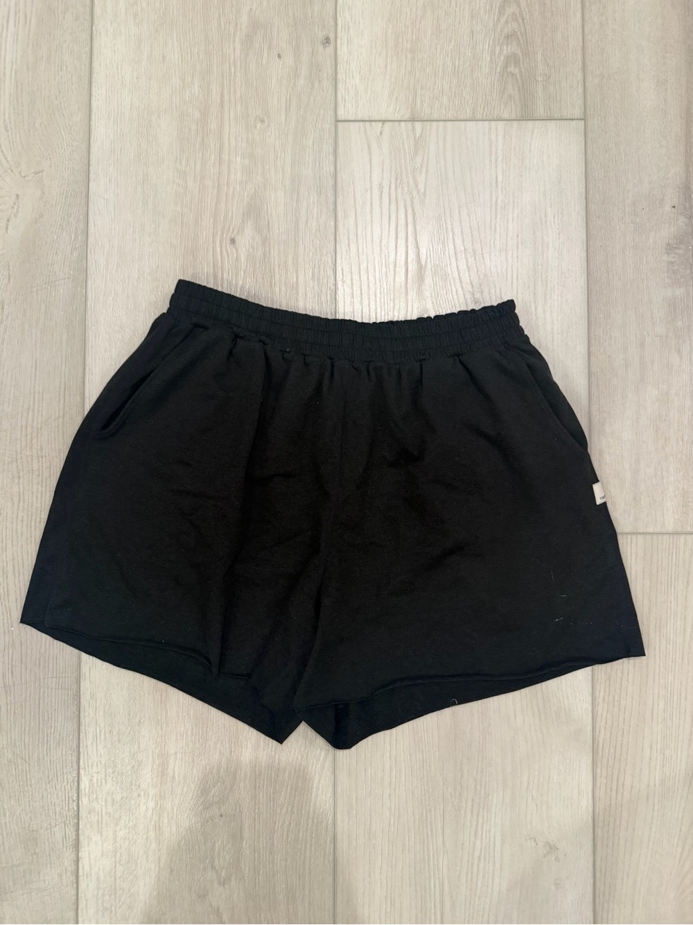 Vuori boyfriend halo shorts black size small